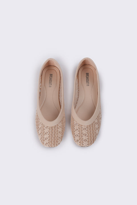 EMBROIDERED MESH PUMPS