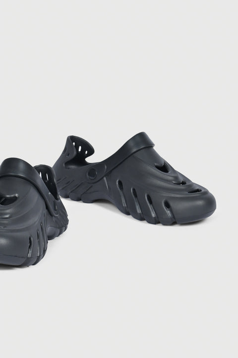 TEXTURED RUBBER CLOGS