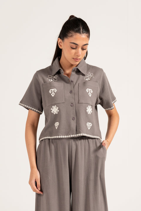 GRAPHIC CROPPED BUTTON DOWN TOP