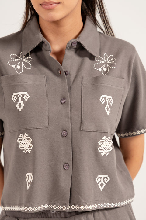 GRAPHIC CROPPED BUTTON DOWN TOP
