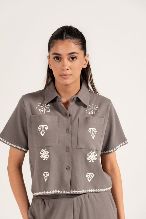 GRAPHIC CROPPED BUTTON DOWN TOP