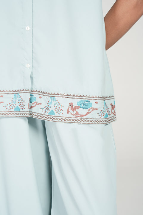 EMBROIDERED BUTTON DOWN TOP