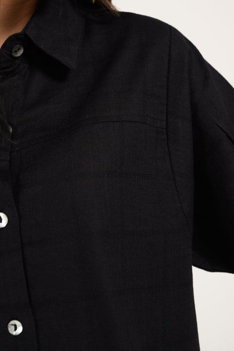 TEXTURED CROPPED BUTTON DOWN TOP