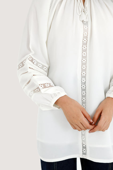 BLOUSED TOP WITH LACE DETAIL