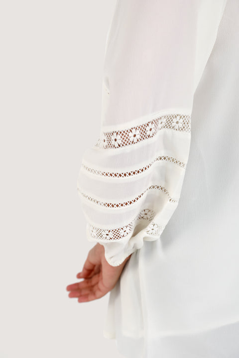 BLOUSED TOP WITH LACE DETAIL