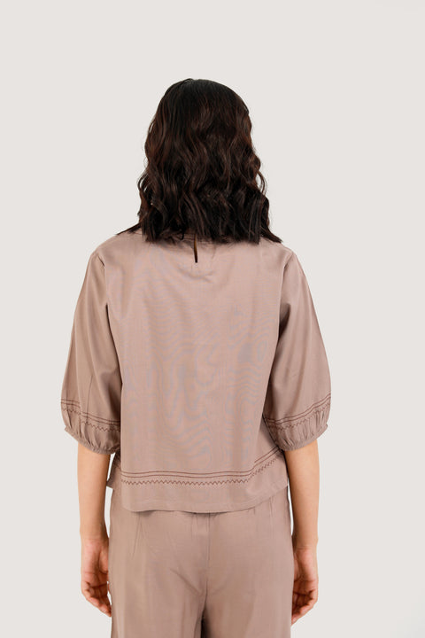 CROPPED CONTRAST STITCH TOP