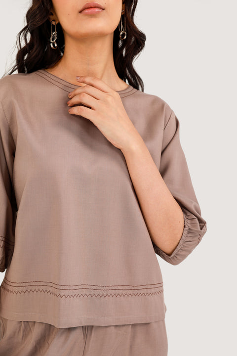 CROPPED CONTRAST STITCH TOP