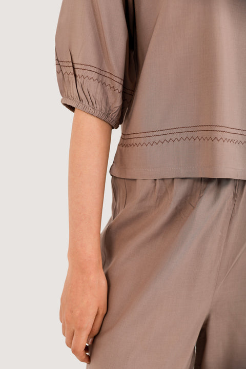 CROPPED CONTRAST STITCH TOP